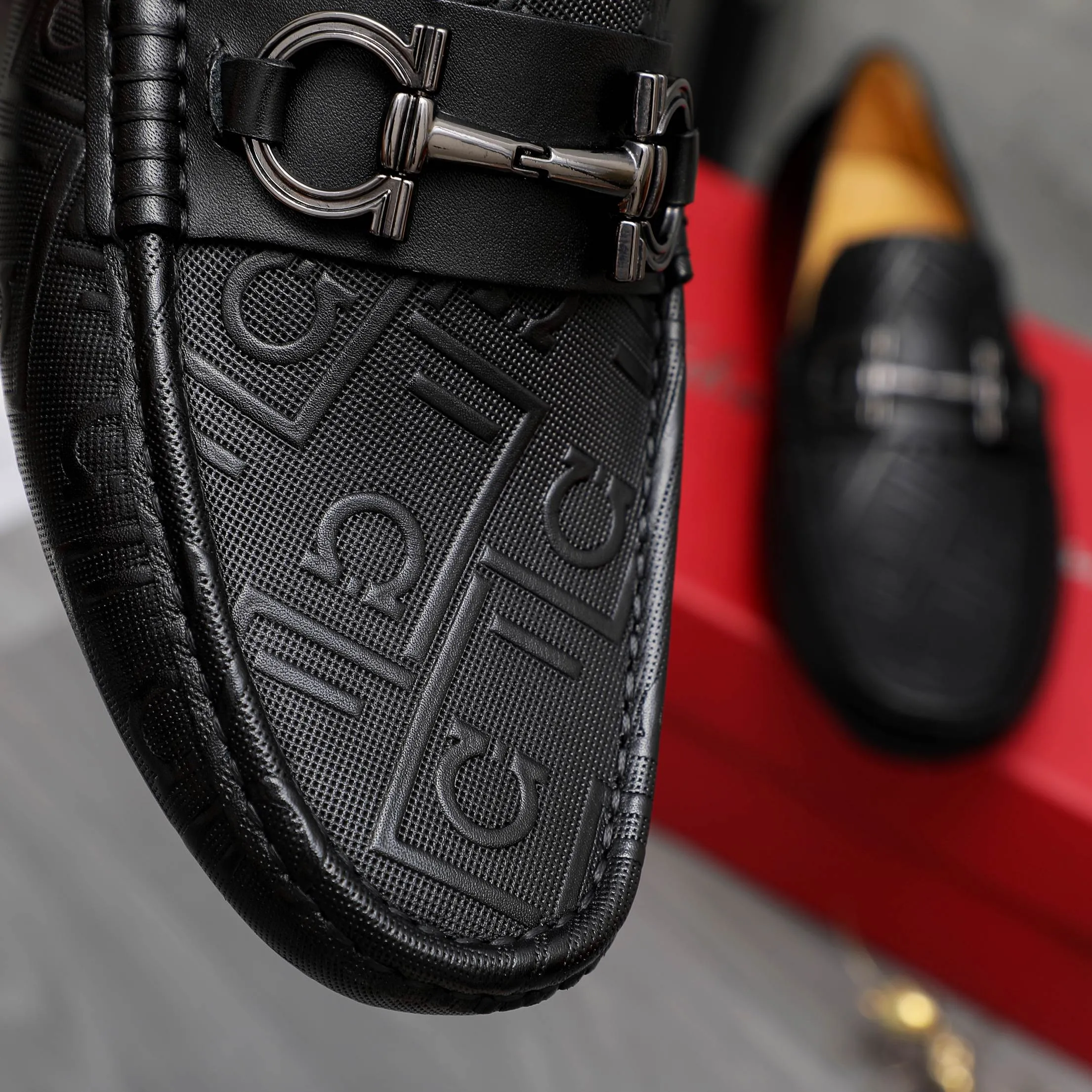 Men's shoes 💰400 Product trademark: Ferragamo "Ferragamo" casual slip-on shoes Regular size: 38-45 (45. Customized, non-returnable) Product materials: Selected embossed cowhide upper, pigskin lining, rubber outsole